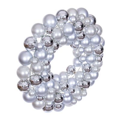  Couronne de 24 po en forme de boule argentée. Elle comporte 93 ornements dans un mélange de tailles de 1,5 po, 2,4 po, 2,8 po et 3,1 po. Elle présente des ornements argentés dans des finitions mates, brillantes et de bonbon.