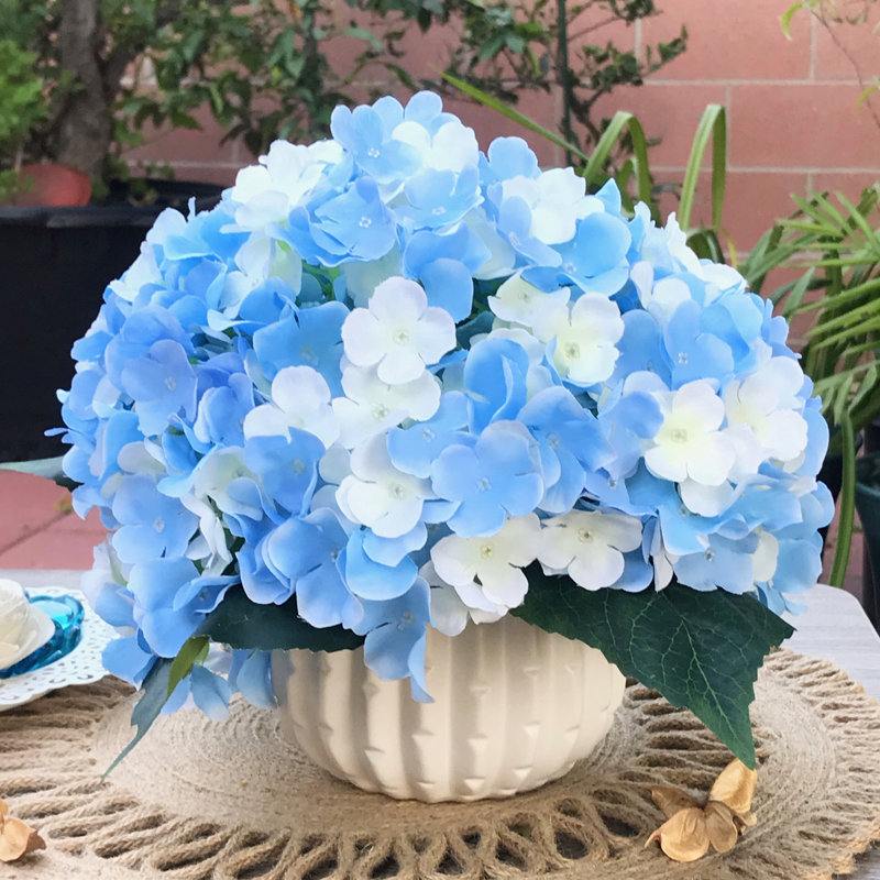 Agencements de fleurs artificiels et hortensiass en vase, Bleu