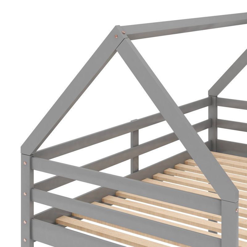 Lit superposé simple au-dessus d'un lit bas gris - Construction de maison stable avec lit superposé, imaginative pour jouer