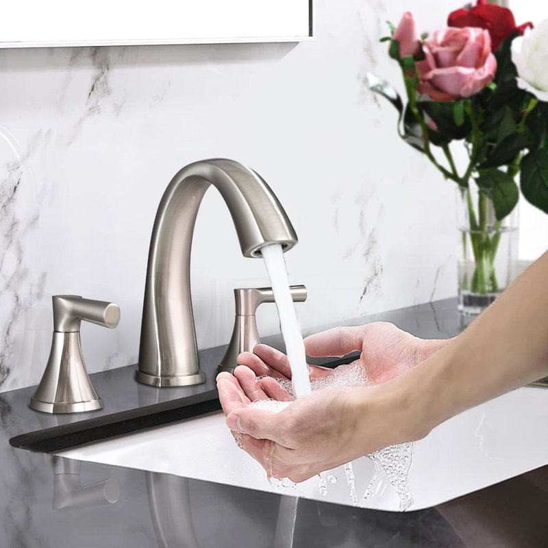 Robinet de salle de bain espacé à deux poignées avec installation à 3 trous et nickel brossé