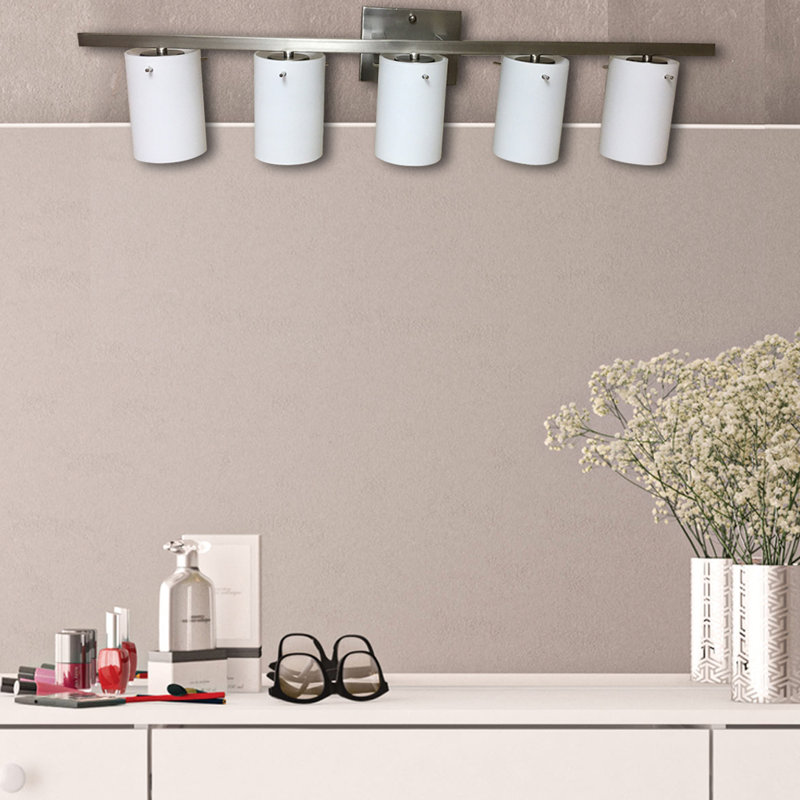 Éclairage pour salle de bain 5 lumières à intensité variable en nickel brossé