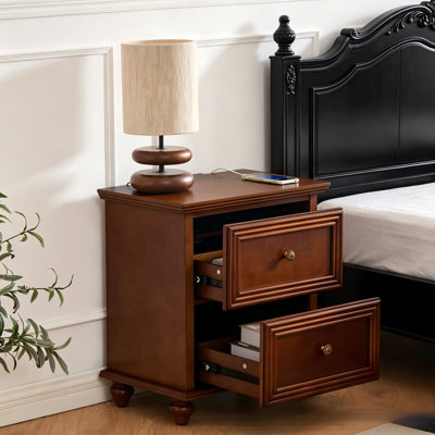 Table de chevet moderne Mid Century, table d'appoint en bois de 22,9 po avec station de charge, trou de sortie et 2 tiroirs, armoire de rangement durable pour la chambre à coucher, le salon, le vestibule et la salle de réception, brun