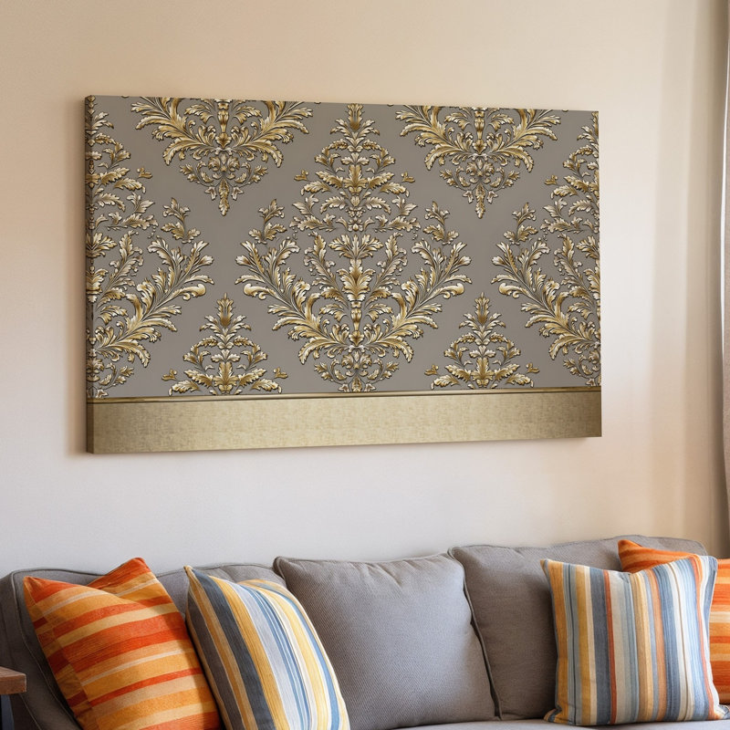 La toile crée un design de papier peint élégant avec un motif damassé complexe en or chatoyant contre un taupe doux
