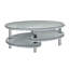 Table basse ovale à double couche avec plateau en verre miroitant et pieds en acrylique, finition argent classique, design compact et moderne