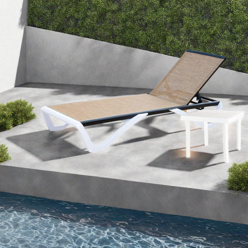 Méridiennes de patio réglables en aluminium au bord de la piscine avec table