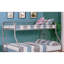 Lit superposé simple au-dessus d'un lit double en métal de style contemporain argenté avec matelas en angle prêt à être utilisé dans la chambre à coucher