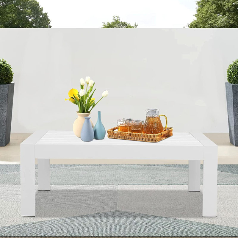 Table basse d'extérieur rectangulaire moderne en aluminium blanc de 43 pouces, résistante aux intempéries, plateau robuste et fiable, adaptée à plusieurs espaces.