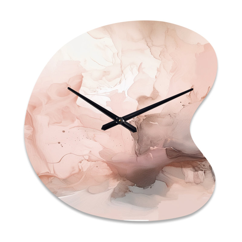 Horloge murale en marbre rose délicat et abstrait I - forme unique en métal, impression d'horloge murale asymétrique moderne