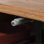 Élégante console multimédia à finition brune avec portes cannelées géométriques et tablettes réglables pour un rangement polyvalent