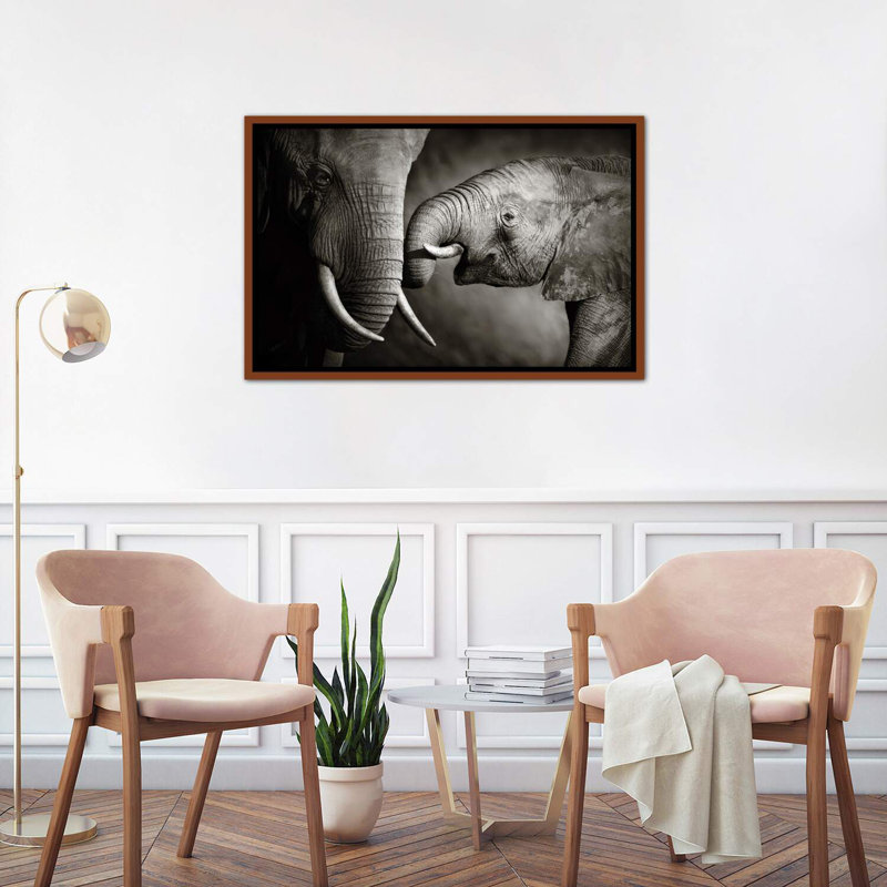 «Elephant Affection» par Johan Swanepoel - reproduction de photo, H 26 po x l 40 po x 1,5 po, Toile classique avec cadre brun