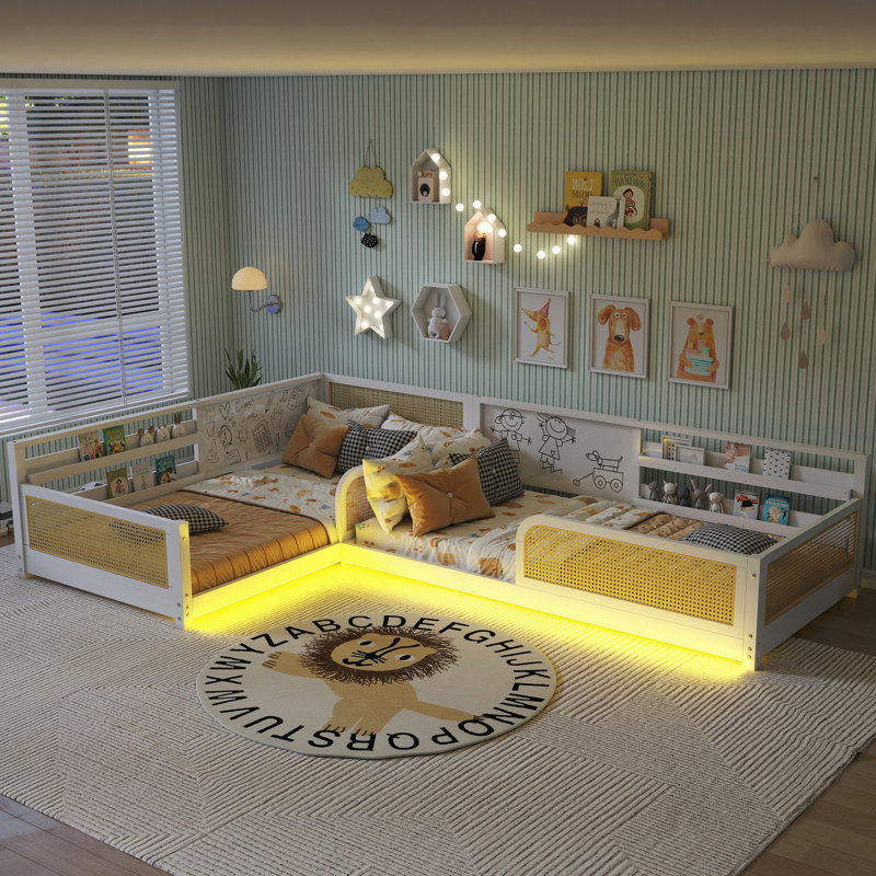 Lit d'enfant modulaire en forme de L, gain de place, fini en rotin, avec structure amovible et détachable, équipé de tableaux blancs, d'étagères et d'un éclairage intégré pour chambre d'enfant.