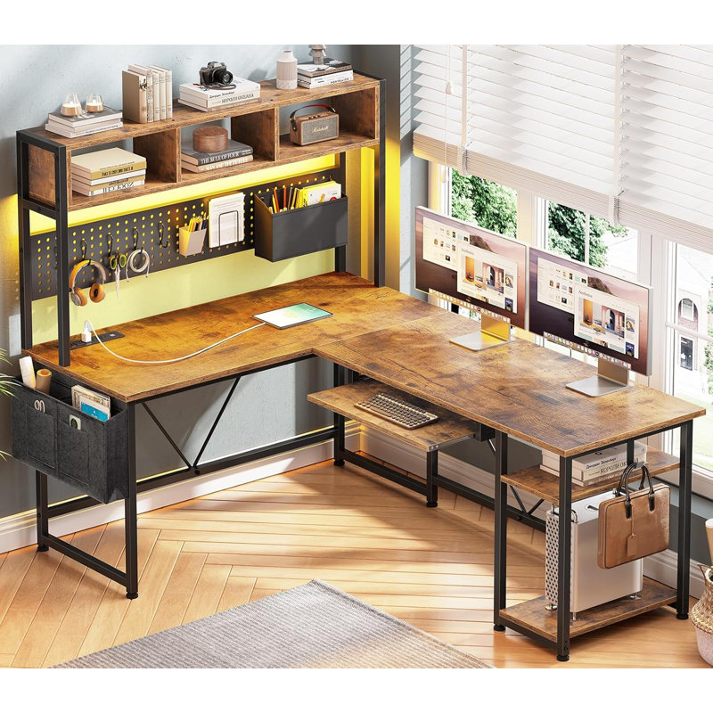 Bureau de jeu en L avec huche, bureau d'ordinateur de coin réversible de 57,5 po avec tablettes de rangement, bureau de jeu avec panneau perforé, lumières à DEL, prise de courant, plateau à clavier