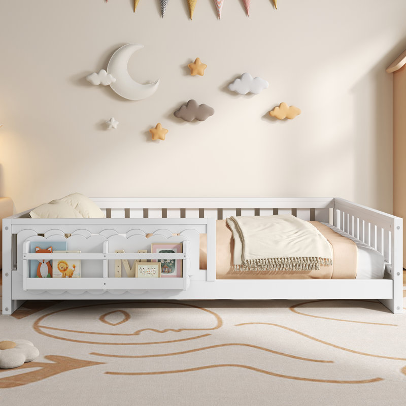 Lit plateforme double en bois pleine grandeur avec garde-corps de sécurité et tablettes de rangement ouvertes, structure robuste en bois de pin massif, aucun sommier nécessaire pour la chambre des enfants