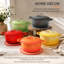 Cocotte ronde en fonte émaillée orange de 5 pintes avec gants résistants à la chaleur et dessous de plat-133895459