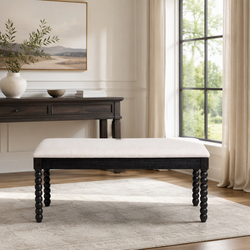 Banc de rangement en bois de style champêtre avec coussin moelleux et pieds tournés pour un confort et un style impeccables dans l'entrée