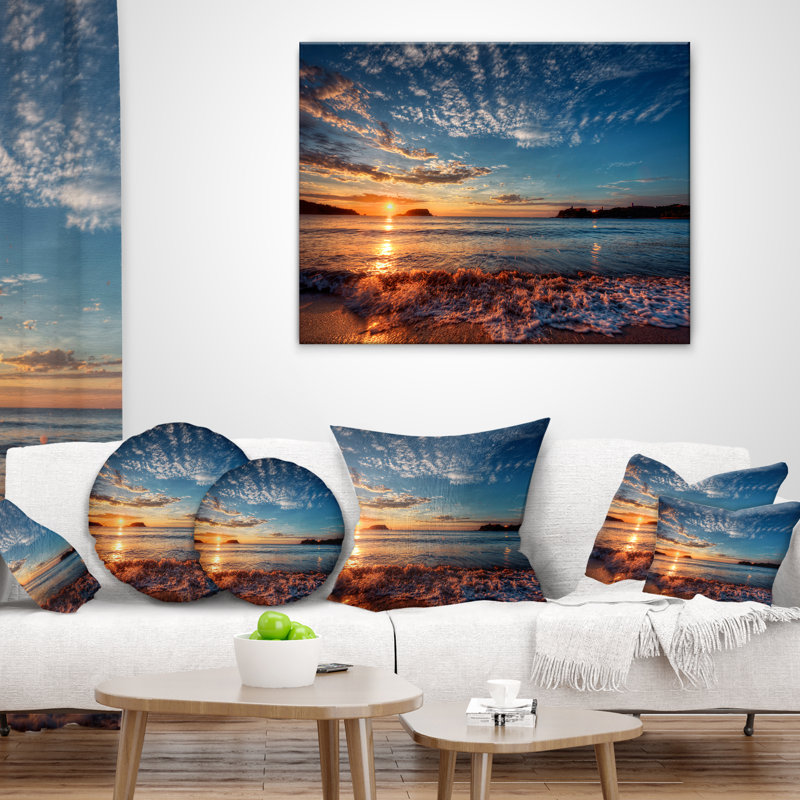 Oreiller Seashore Tranquil Beach and Whimsical Clouds, 18 po x 18 po, Coussin décoratif