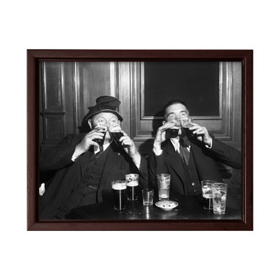 Hommes buvant de la bière