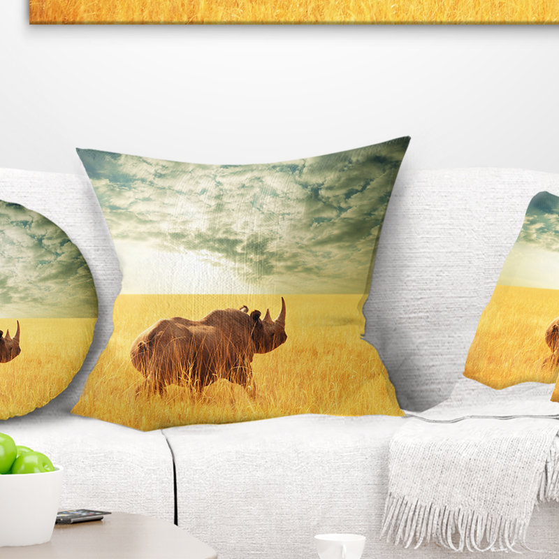Rhino dans une prairie sous un ciel nuageux - Coussin imprimé animal, 16 po x 1 po, Coussin décoratif