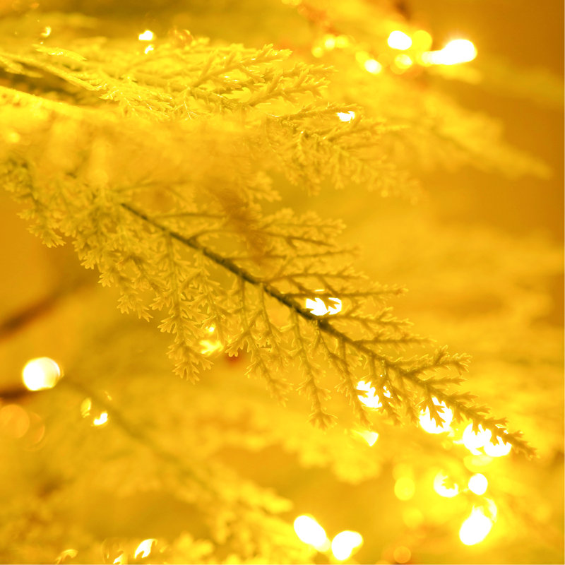 Arbre artificiel de 6 pieds avec 300 lumières chaudes DEL jaunes, base en métal, facile à ranger pour les vacances à venir