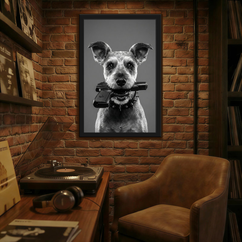 Animaux, chien tenant un pistolet dans la bouche, noir et blanc, H 18 po x l 12 po