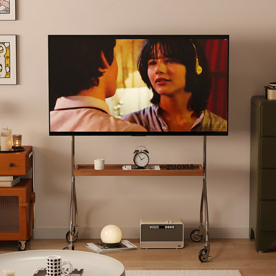 Marchez autour du meuble télé avec un meuble mobile brun antique pour un meuble télé sur pied et un meuble télé à projection
