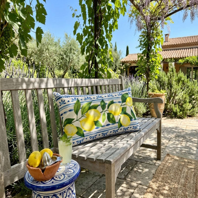 Coussin décoratif rectangulaire lombaire d'extérieur avec motif géométrique aquarelle citron et bleu, en polyester résistant aux intempéries et à la décoloration, pour banc de patio et sièges d'extérieur.