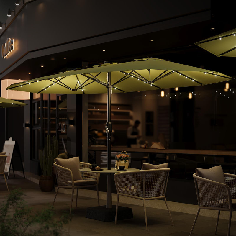 Parasol de terrasse solaire de 15 pieds avec lumières et base - Parasol de marché extérieur 48 lumières à DEL avec poignée à manivelle, auvent résistant aux rayons UV et base en croix pour jardin, terrasse et bord de piscine, vert