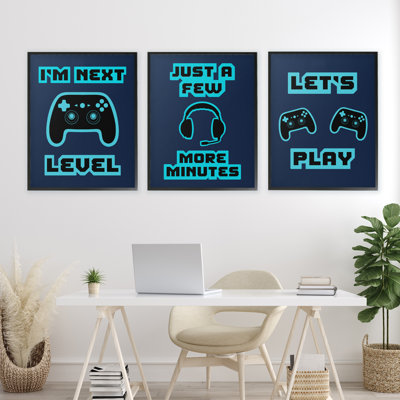 Ensemble de giclées encadrées 3 pièces Retro Blue Gaming Words, design par Marcus Prime