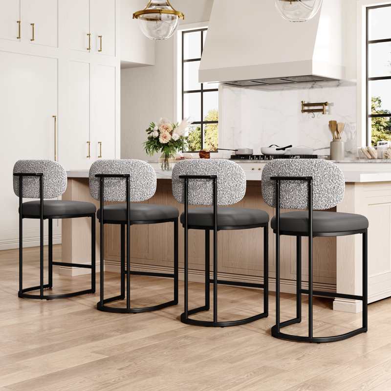 Tabouret de bar 24 po avec siège en similicuir gris et structure en métal noir (ensemble de 4), Gris / Noir, 4