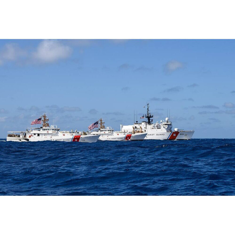 Maquette de navire USCG Mohawk, H 10 po x l 30 po x P 5 po