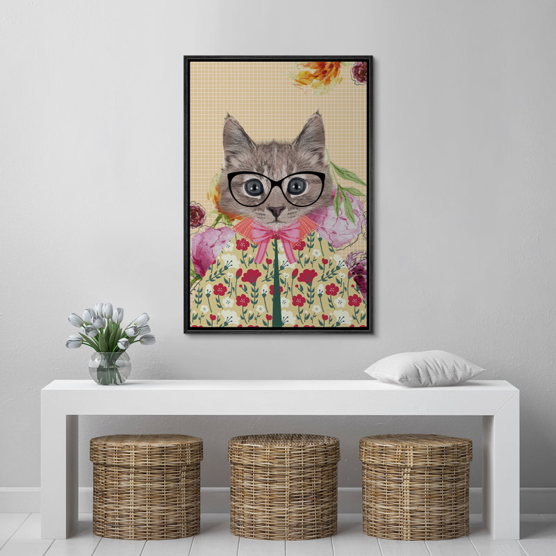 Mignon chat portant un manteau botanique floral, une chambre de bébé jaune éclatante, Cadre flottant noir, H 24 po x l 16 po
