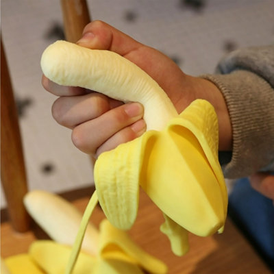 Articles de rangement : Banane réaliste à presser, jouet anti-stress sensoriel en forme de banane, idéal pour les enfants, les cadeaux de fête et les pochettes surprises.