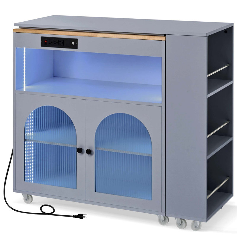 Îlot de cuisine avec table allongée K&K, îlot de cuisine sur roulettes avec lumières DEL, prises de courant et 2 portes en verre cannelé, îlot de cuisine avec compartiment de rangement et 3 tablettes ouvertes latérales, gris