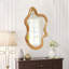 Miroir mural de forme irrégulière avec cadre en bois naturel
