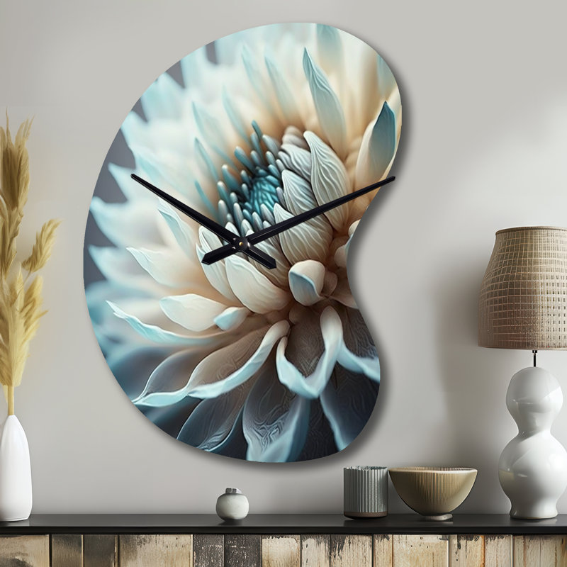 Dahlia fleurs bleu et blanc III - horloge murale asymétrique en métal Dahlia, Petit