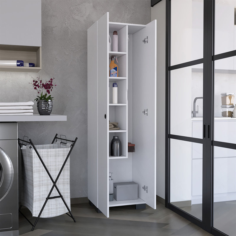 Armoire à balai Slim Lake avec tablettes intérieures et supports de balai latéraux