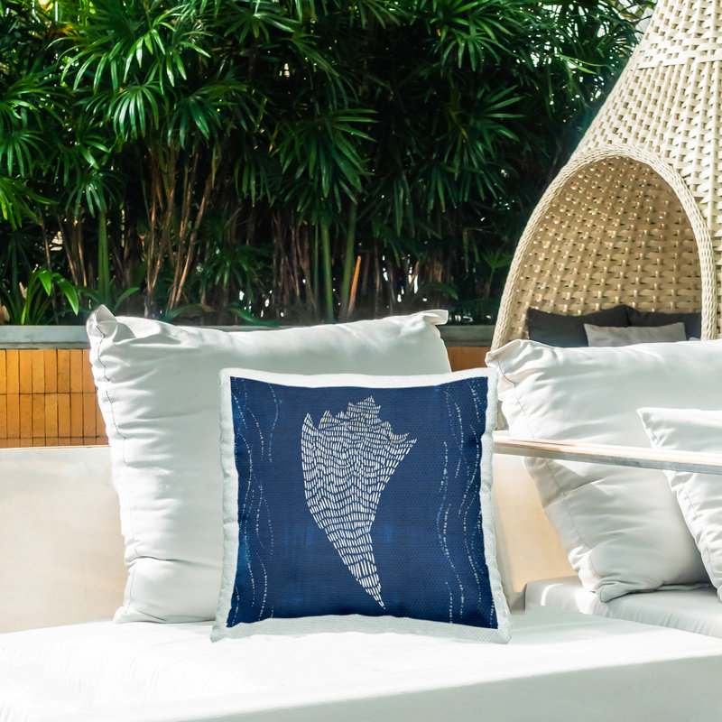 Conception de coussin décoratif Conch Shell on Blue par Jetty Home, LLC