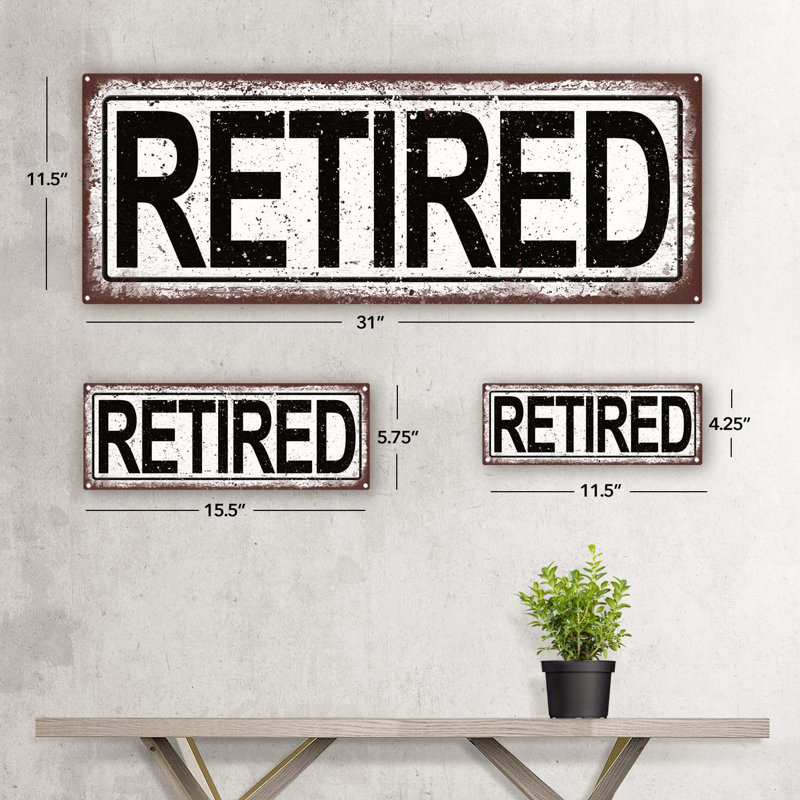 «Retired Metal Sign» sur métal, H 4,25 po x l 11,5 po
