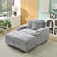 Canapé simple confortable avec coussins, repose-pieds et espaces de rangement, idéal pour se détendre et organiser votre espace de vie