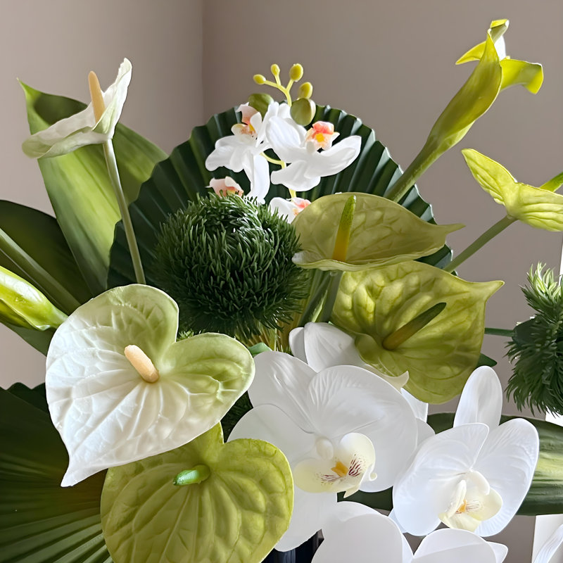 Ornements de fleurs simulées