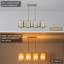 Lustre linéaire moderne en or brossé à 8 lumières, îlot de cuisine avec verre blanc craquelé, hauteur réglable