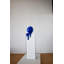 Statue de sucette bleue montée sur un piédestal en résine blanche, taille: 10 po x 10 po x H 59 po