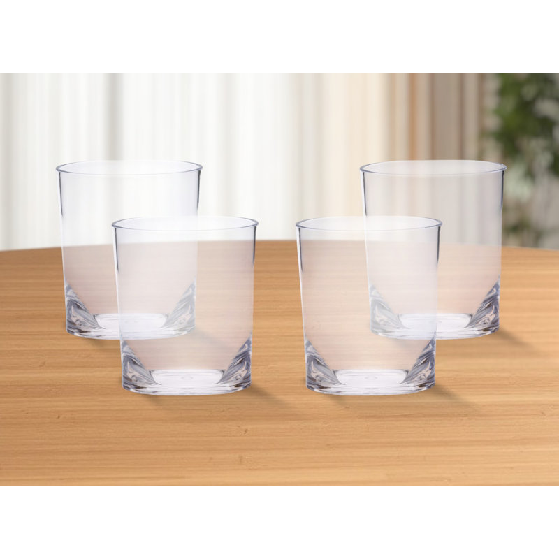 Ensemble de quatre verres à whisky sans pied en acrylique transparent
