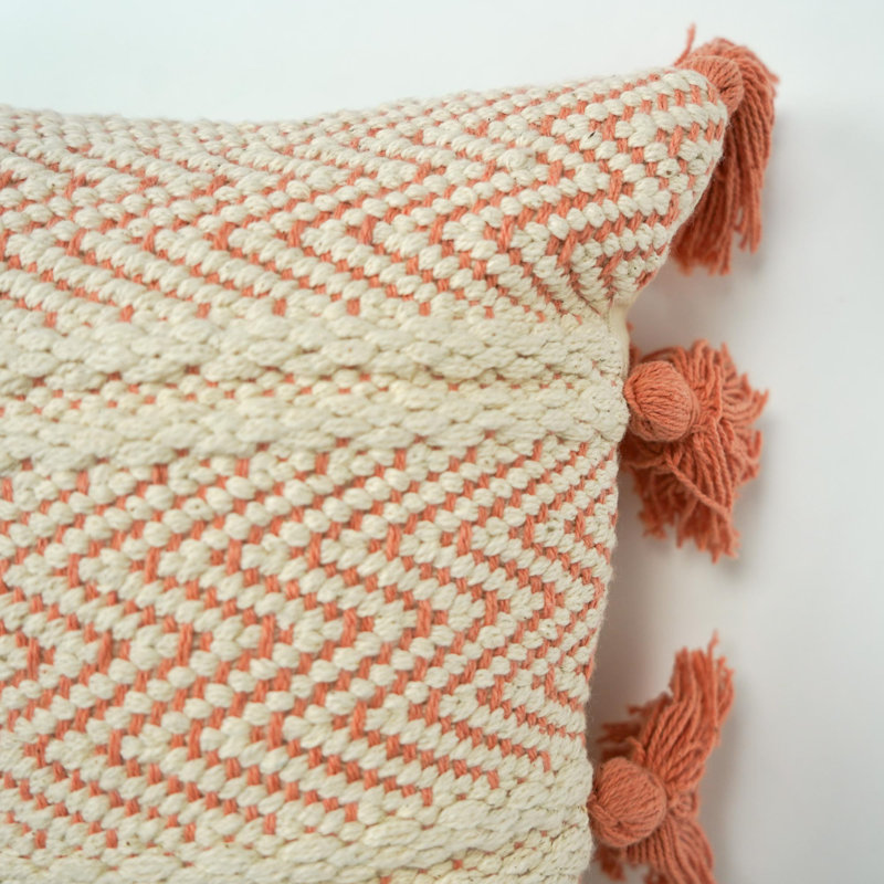Coussin décoratif bohème en coton orange et crème tissé à la main avec pompons