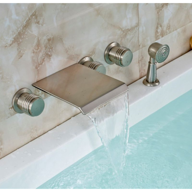 Robinet de salle de bain moderne à poignée simple avec finition chromée élégante
