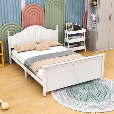 Lit plateforme en bois avec tête et pied de lit