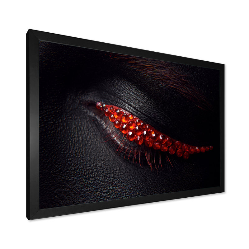 Magnifique œil féminin avec peau noire, diamants rouges - photographie sur toile, H 16 po x l 32 po x P 1,5 po