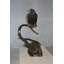 Statue en bronze de faucon sur une branche de Michaelson - Taille: L 15 po x l 15 po x H 28 po.
