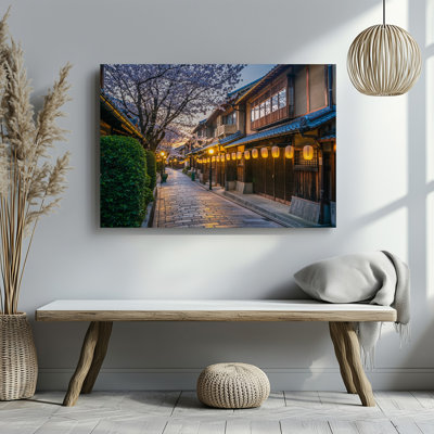 Toile, scène de rue japonaise sereine au crépuscule, avec un étroit chemin sinueux bordé de maisons traditionnelles en bois, art mural