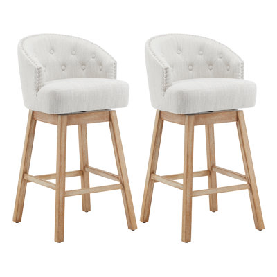 Tabouret de bar Elara pivotant à 360°, hauteur du siège 82 cm, revêtement capitonné, structure en hévéa massif, dossier capitonné.